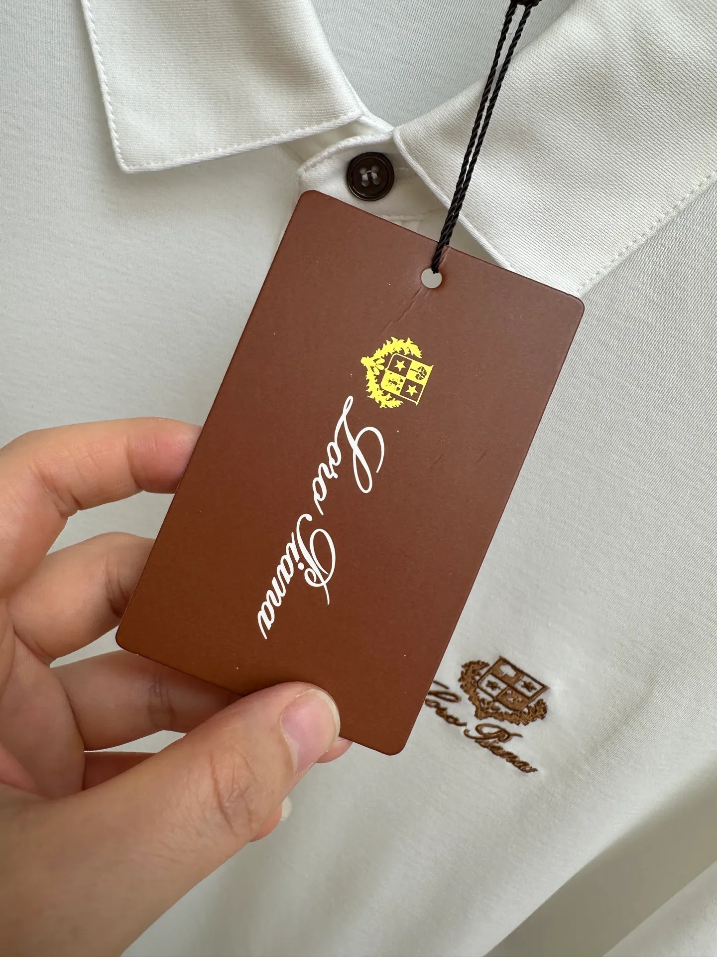 Spring and summer New Arrival's first counter is the latest New Arrival lapel short-sleeve, refreshing and breathable. Premium customized design, avant-garde and fashionable! The brand logo is designed with heavy craftsmanship. It feels soft. It is comfortable to wear. It has exquisite counter-level stitching. It has fine workmanship. The upper body effect is incomparably handsome! A must-have item for a stylish man! Sizes:M-3XL